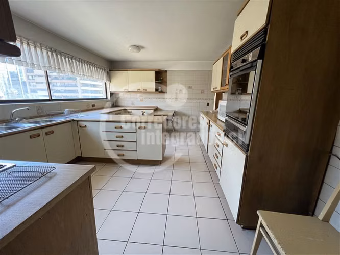 Dpto. en venta de 4 dorm. en Las Condes/BAJÓ DE PRECIO