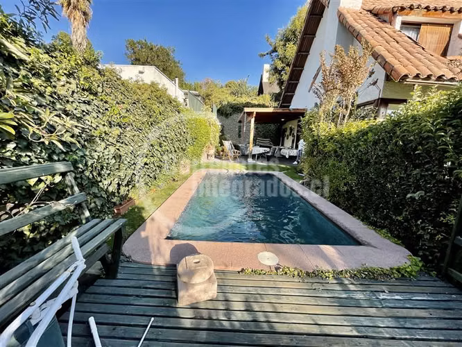 Acogedora casa en venta de 6 dorm. en los Domínicos, piscina
