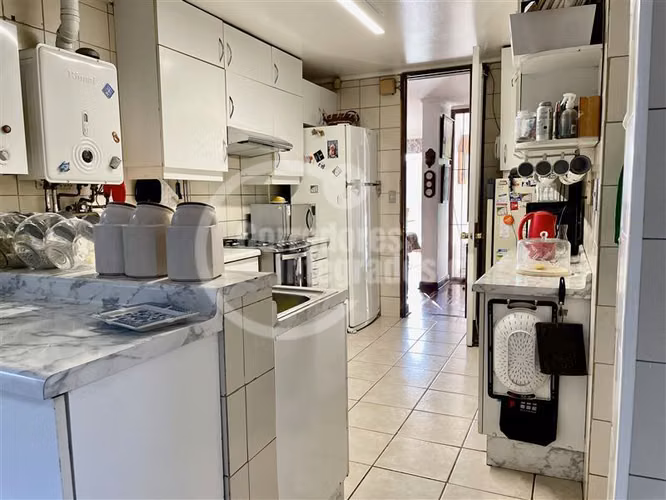 Acogedora casa en venta de 6 dorm. en los Domínicos, piscina