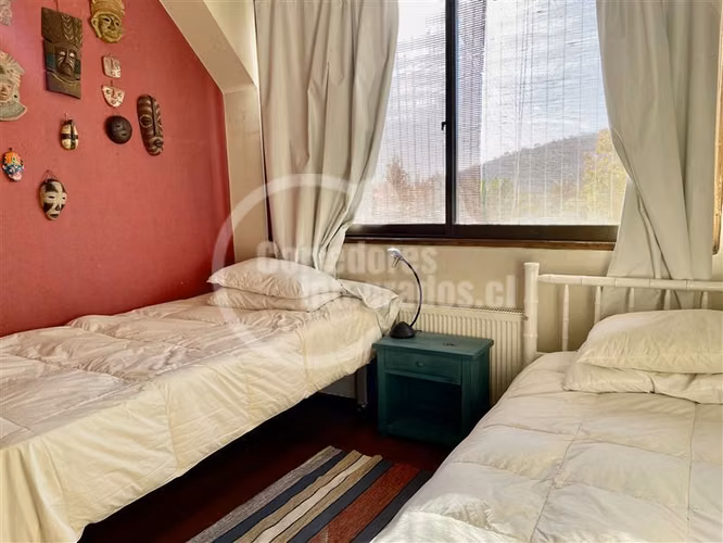 Acogedora casa en venta de 6 dorm. en los Domínicos, piscina