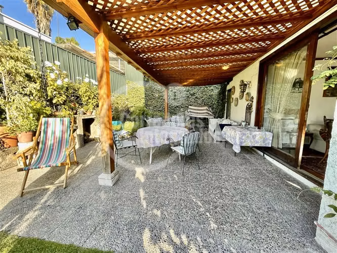 Acogedora casa en venta de 6 dorm. en los Domínicos, piscina