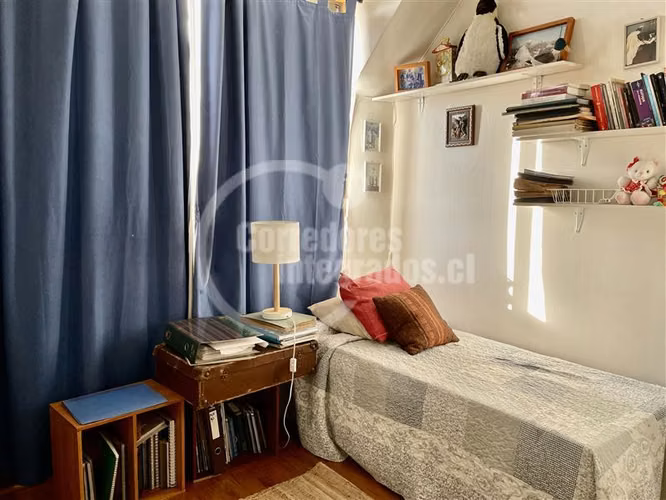 Acogedora casa en venta de 6 dorm. en los Domínicos, piscina