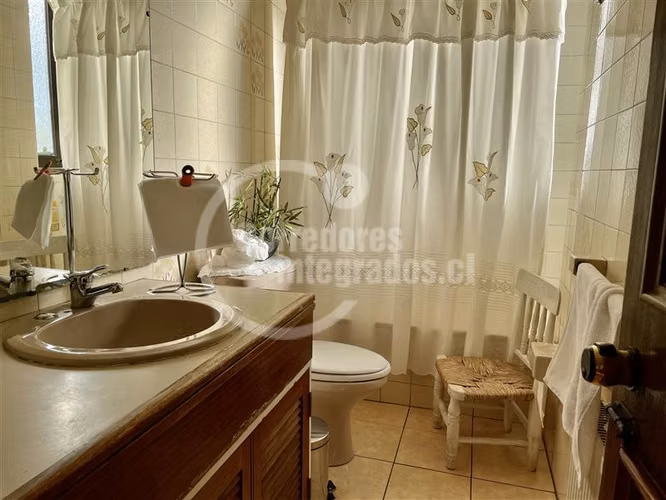 Acogedora casa en venta de 6 dorm. en los Domínicos, piscina