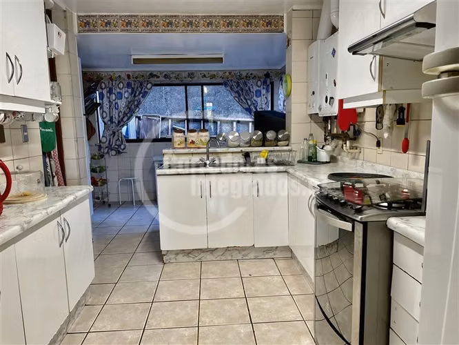 Acogedora casa en venta de 6 dorm. en los Domínicos, piscina