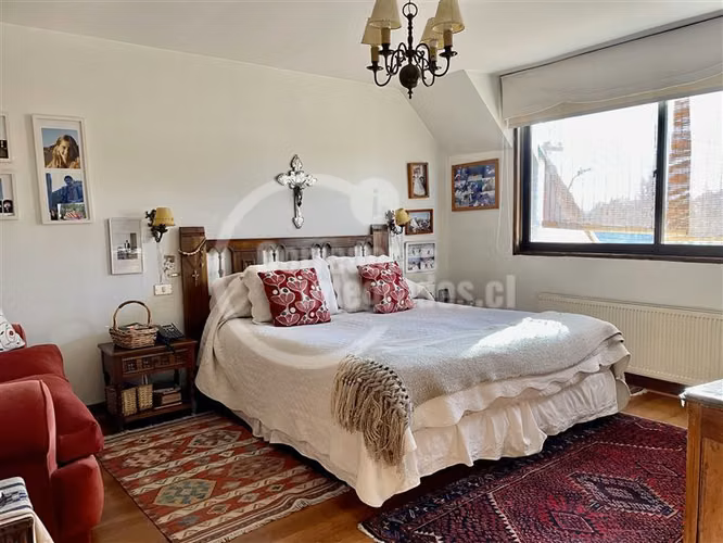 Acogedora casa en venta de 6 dorm. en los Domínicos, piscina