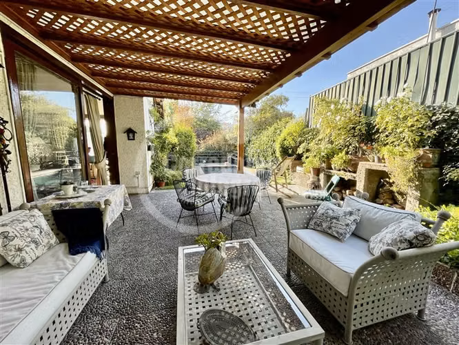 Acogedora casa en venta de 6 dorm. en los Domínicos, piscina