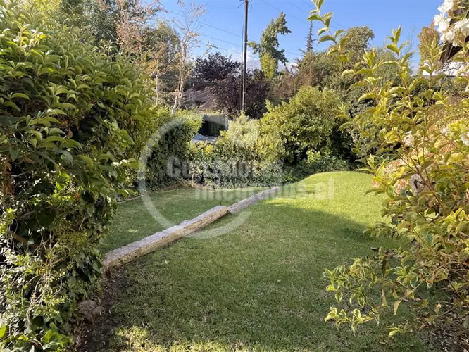 Acogedora casa en venta de 6 dorm. en los Domínicos, piscina