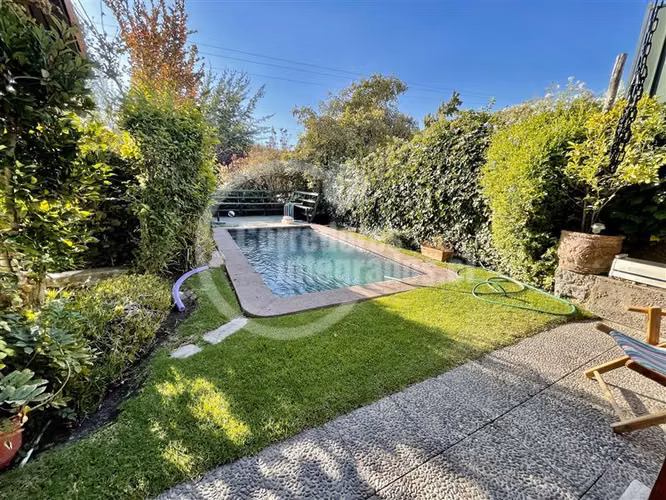 Acogedora casa en venta de 6 dorm. en los Domínicos, piscina