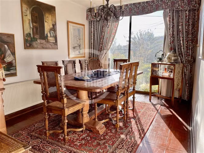 Acogedora casa en venta de 6 dorm. en los Domínicos, piscina