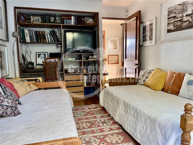 Acogedora casa en venta de 6 dorm. en los Domínicos, piscina