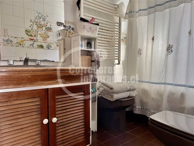Acogedora casa en venta de 6 dorm. en los Domínicos, piscina