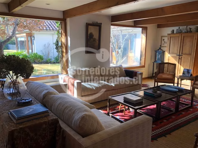 Casa en arriendo de 8 dorm. en Lo Barnechea