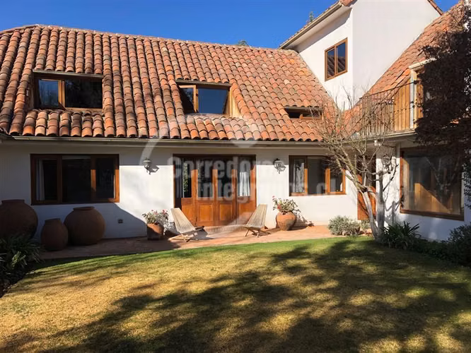 Casa en arriendo de 8 dorm. en Lo Barnechea