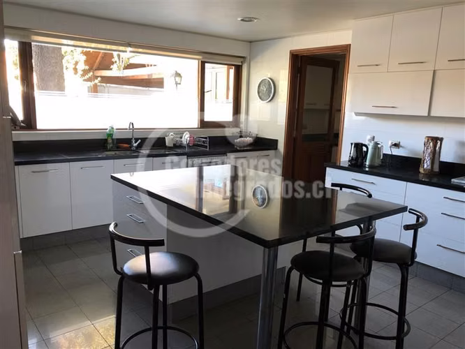 Casa en arriendo de 8 dorm. en Lo Barnechea