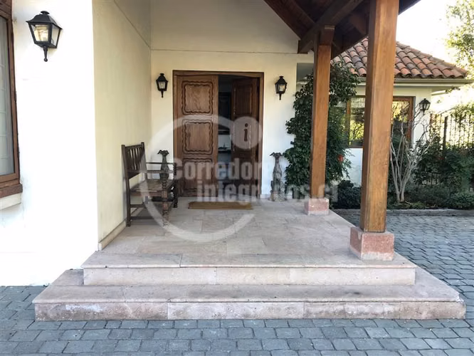Casa en arriendo de 8 dorm. en Lo Barnechea