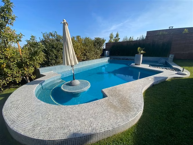 Casa en venta de 5 dorm. en Condominio Las Pircas