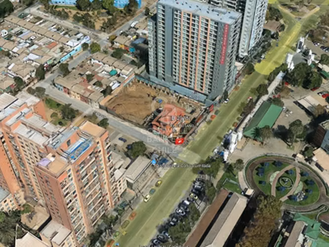 Local comercial con exposición y terraza a la calle