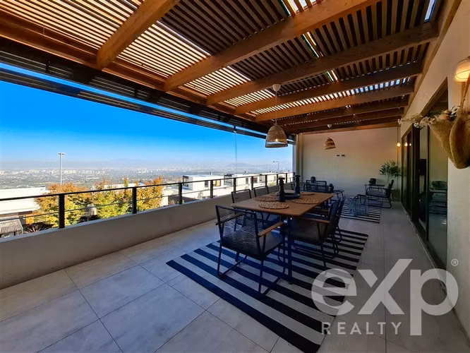 Casa con terraza panorámica y vista a Santiago en Alto Macul