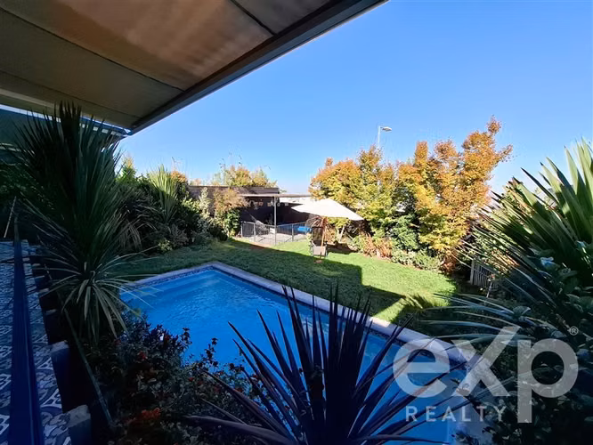 Casa con terraza panorámica y vista a Santiago en Alto Macul