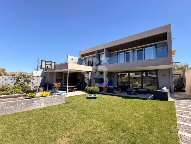 Moderna casa mediterránea en condominio