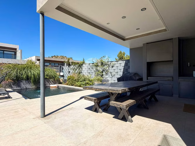 Moderna casa mediterránea en condominio