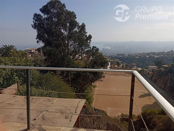 Terreno con tres casas en venta