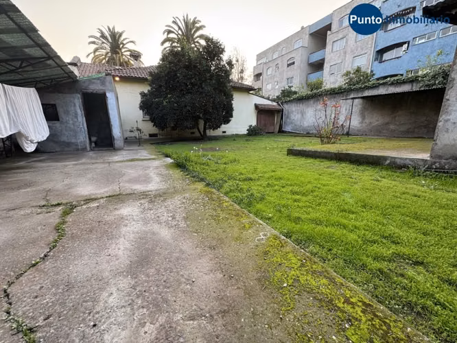 Amplio Inmueble con Potencial Comercial