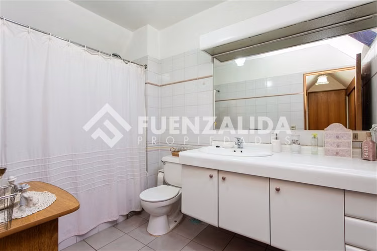 Casa en venta a pasos colegio Manquehue. en Vitacura
