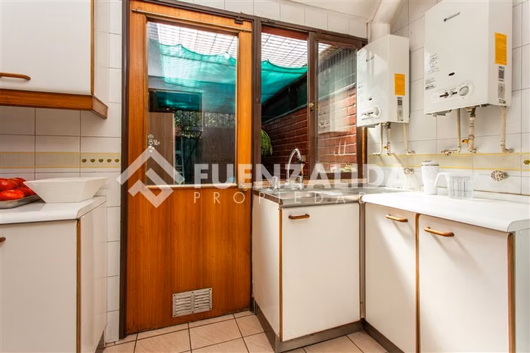 Casa en venta a pasos colegio Manquehue. en Vitacura