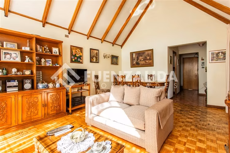 Casa en venta a pasos colegio Manquehue. en Vitacura