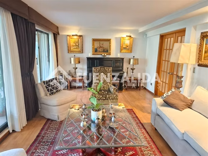 Casa en venta de 4 dorm en Las Condes