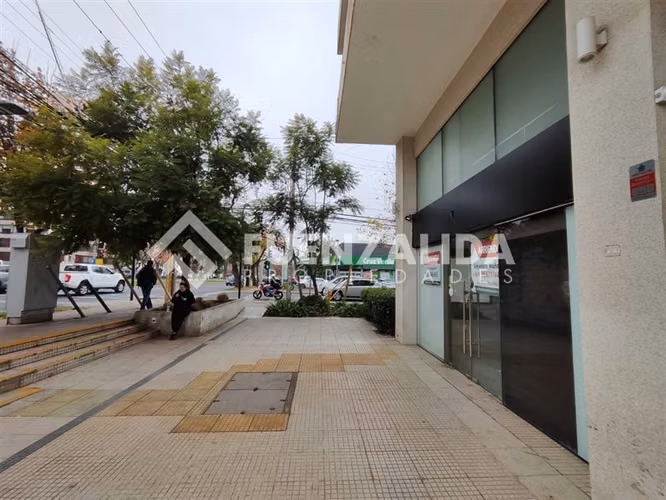Local Comercial arriendo gran exposición 2 niveles- metro