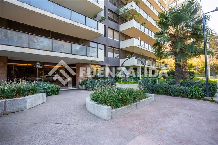 Amplio Departamento en venta de 5 dorm. en Vitacura,