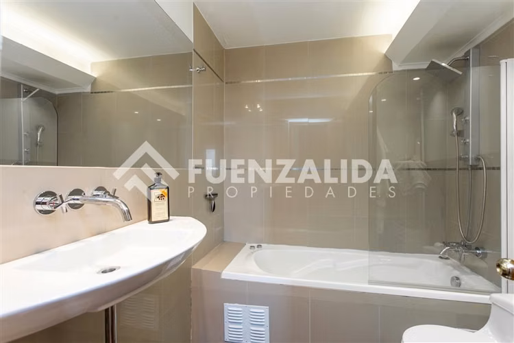 Amplio Departamento en venta de 5 dorm. en Vitacura,