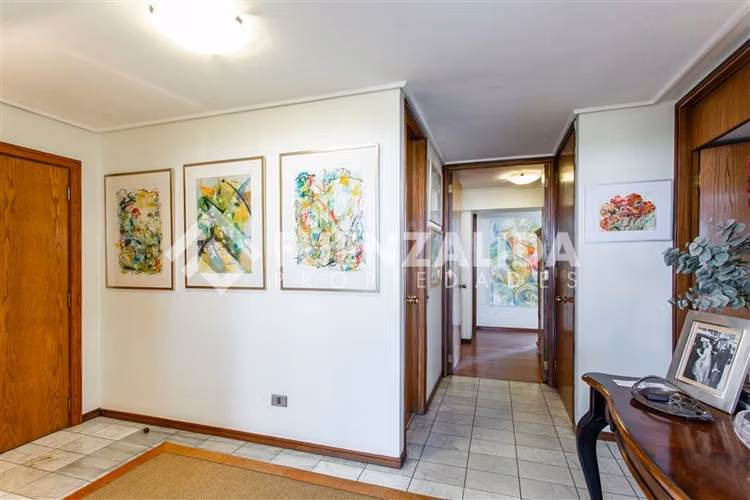 Amplio Departamento en venta de 5 dorm. en Vitacura,