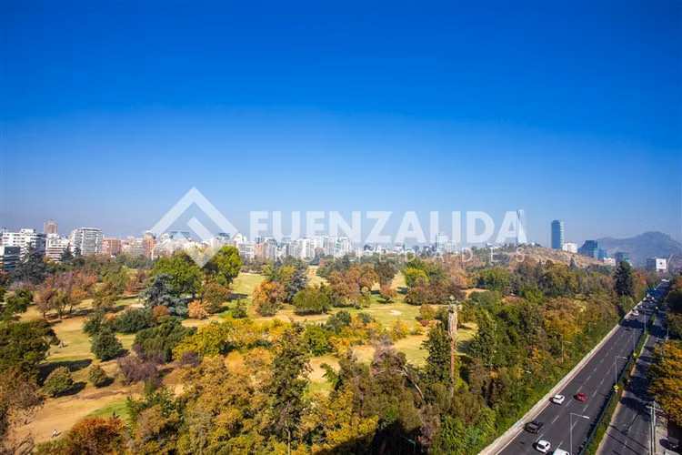 Amplio Departamento en venta de 5 dorm. en Vitacura,