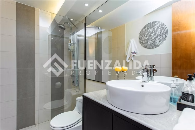 Amplio Departamento en venta de 5 dorm. en Vitacura,
