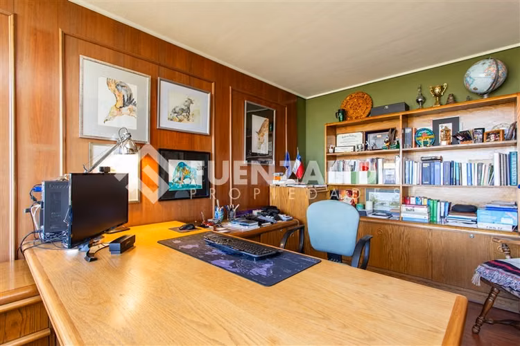 Amplio Departamento en venta de 5 dorm. en Vitacura,