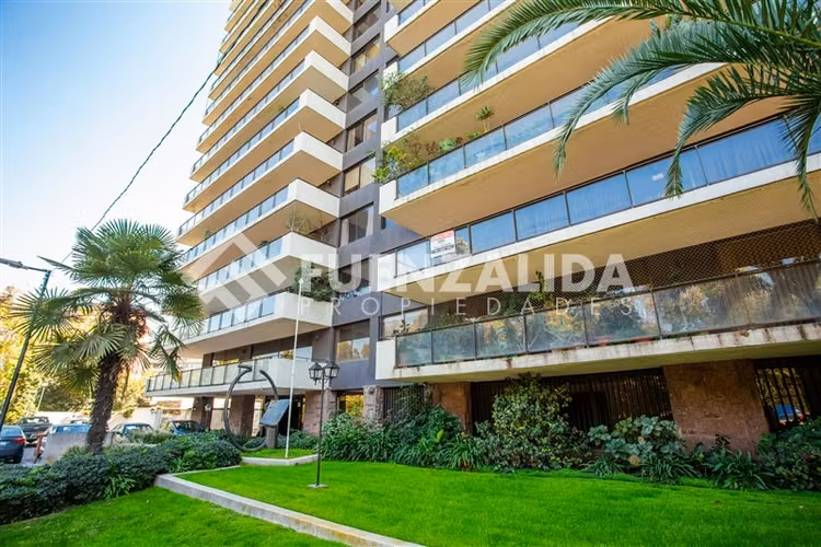 Amplio Departamento en venta de 5 dorm. en Vitacura,