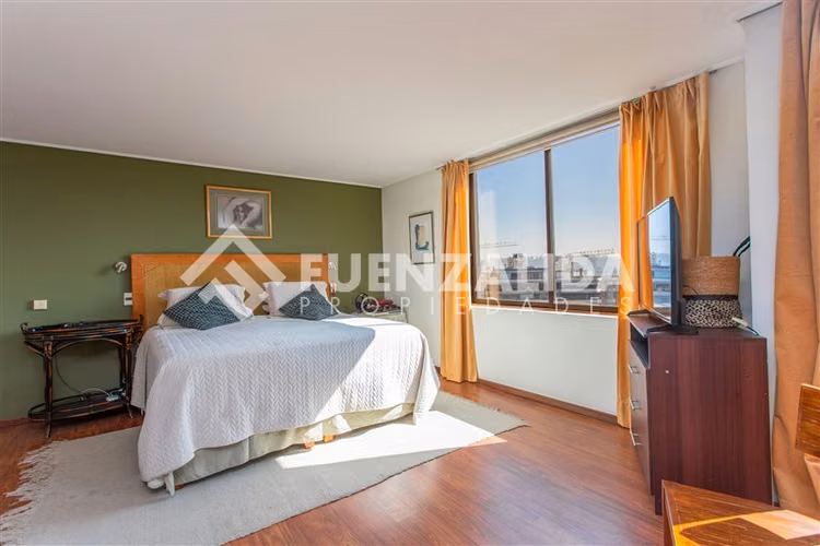 Amplio Departamento en venta de 5 dorm. en Vitacura,