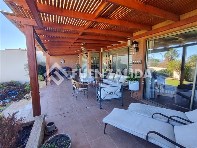Casa en venta de 5 dorm.Condominio, San Carlos de Apoquindo