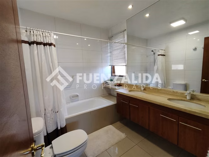 Casa en venta de 5 dorm.Condominio, San Carlos de Apoquindo