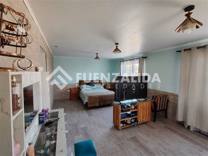 Parcela con Casa en Comdominio cerrado de 6 dorm. en Pirque