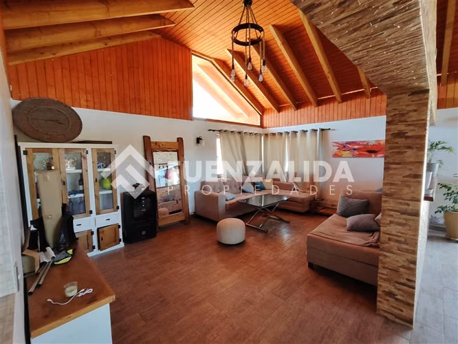 Parcela con Casa en Comdominio cerrado de 6 dorm. en Pirque