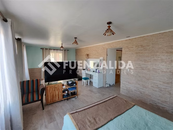 Parcela con Casa en Comdominio cerrado de 6 dorm. en Pirque