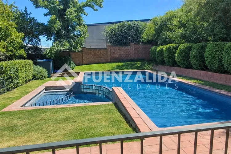 Casa en venta de 4 dorm. en La Reina.