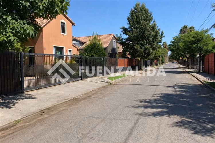 Exclusiva Casa Familiar con Piscina y Quincho en Peñalolén