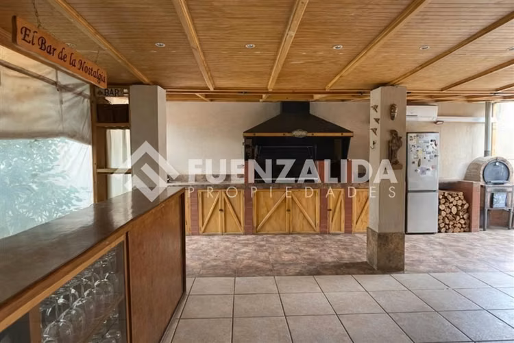 Exclusiva Casa Familiar con Piscina y Quincho en Peñalolén