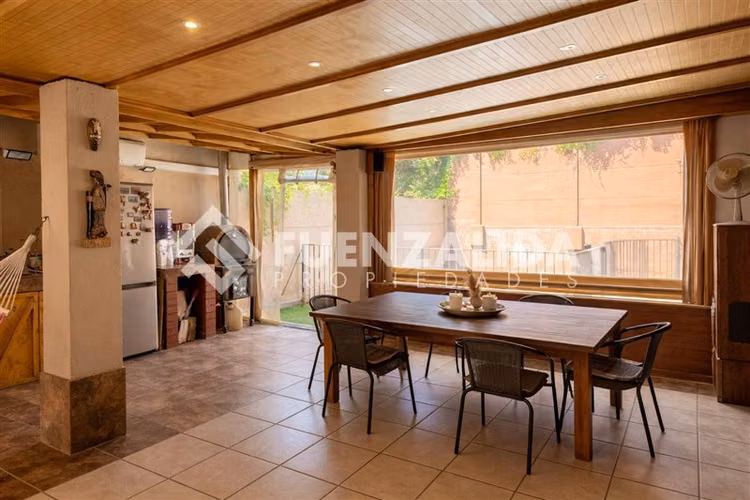 Exclusiva Casa Familiar con Piscina y Quincho en Peñalolén
