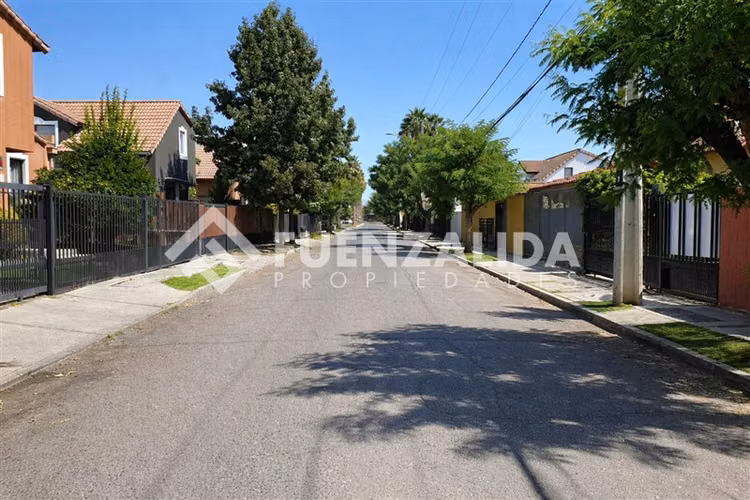 Exclusiva Casa Familiar con Piscina y Quincho en Peñalolén